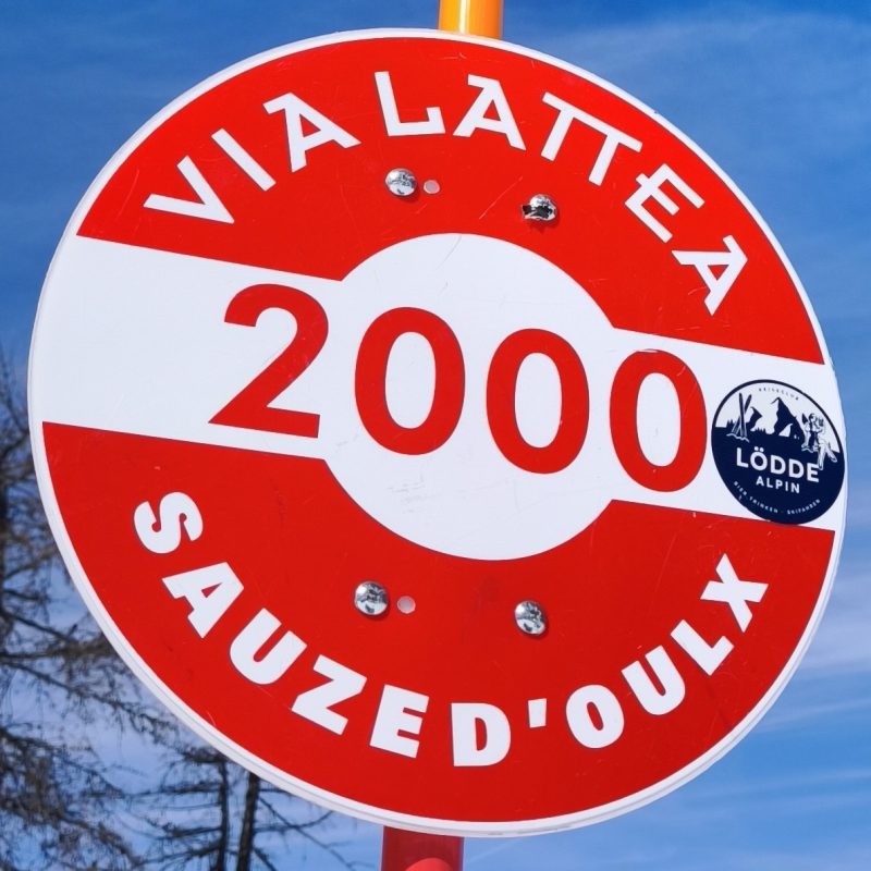 Sauze d'oulx piste map marker. Ski snow conditions, red home run 2000 for intermediates, advanced, not beginners. Tree lined runs in the Via Lattea, in December runs open included.